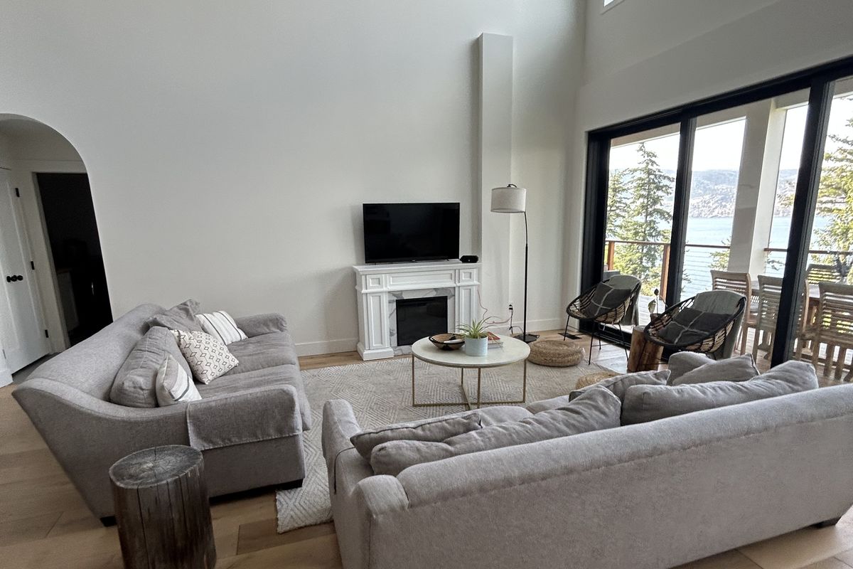 Great room fireplace wall before — plain drywall with freestanding mantel